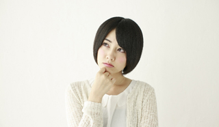 悩んでいる女の子